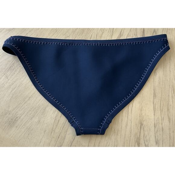 TRIANGL Neoprene Navy Blue bikini bottoms with crochet accents Medium Mint Cond! - Picture 7 of 7